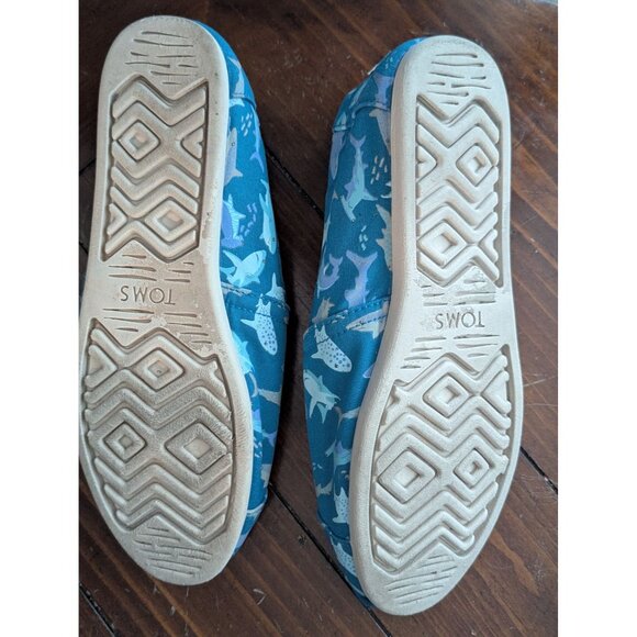 Toms Womens Shark Print Slip-On Shoes W8.5 Canvas Casual Flats Blue/Multicolor - Picture 6 of 6